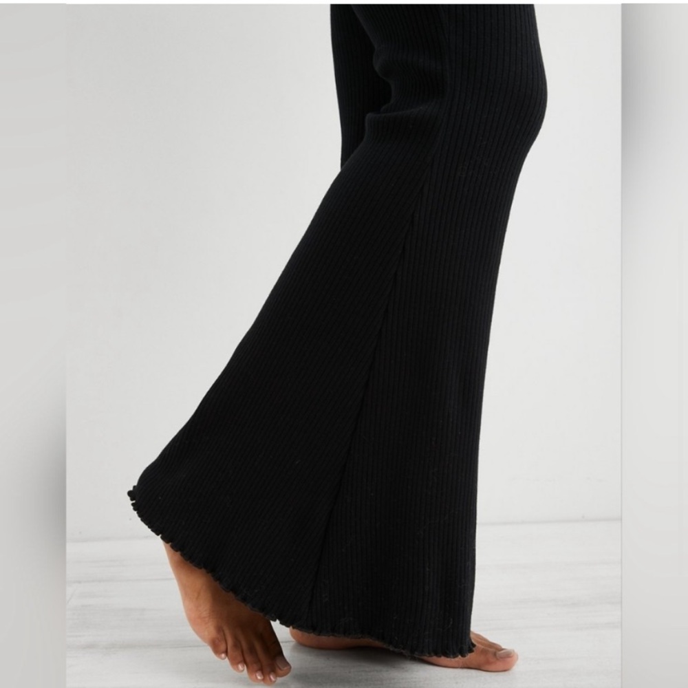 Aerie High Rise Ribbed Flared Yoga Pants NWT sz S (but fits up to a Medium) - Picture 3 of 3